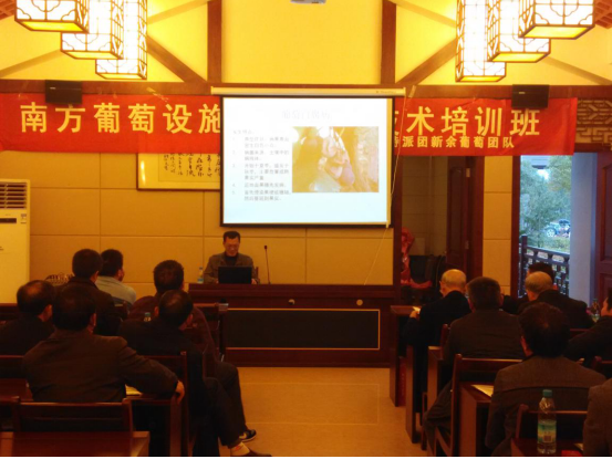 爱游戏ayx官方网站理学院涂海华副教授在为学员们授课